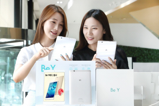 KT모델이 화웨이의 Be Y패드2를 소개하고 있다. KT는 8일부터 직영 온라인 KT올레샵과 전국 매장에서 Be Y패드2를 단독으로 출시한다. <KT제공>